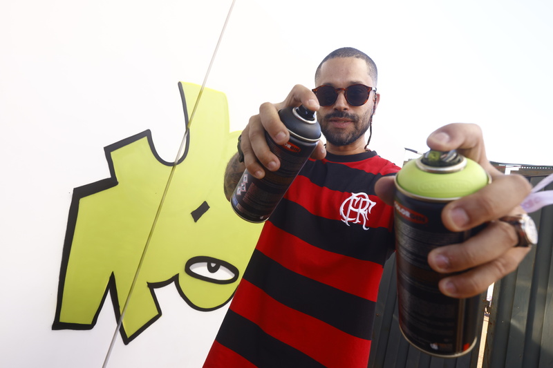 Exposição do João Rock, no Shopping Iguatemi Ribeirão Preto, recebe painel comemorativo do artista Elvis Mourão pintado durante o festival