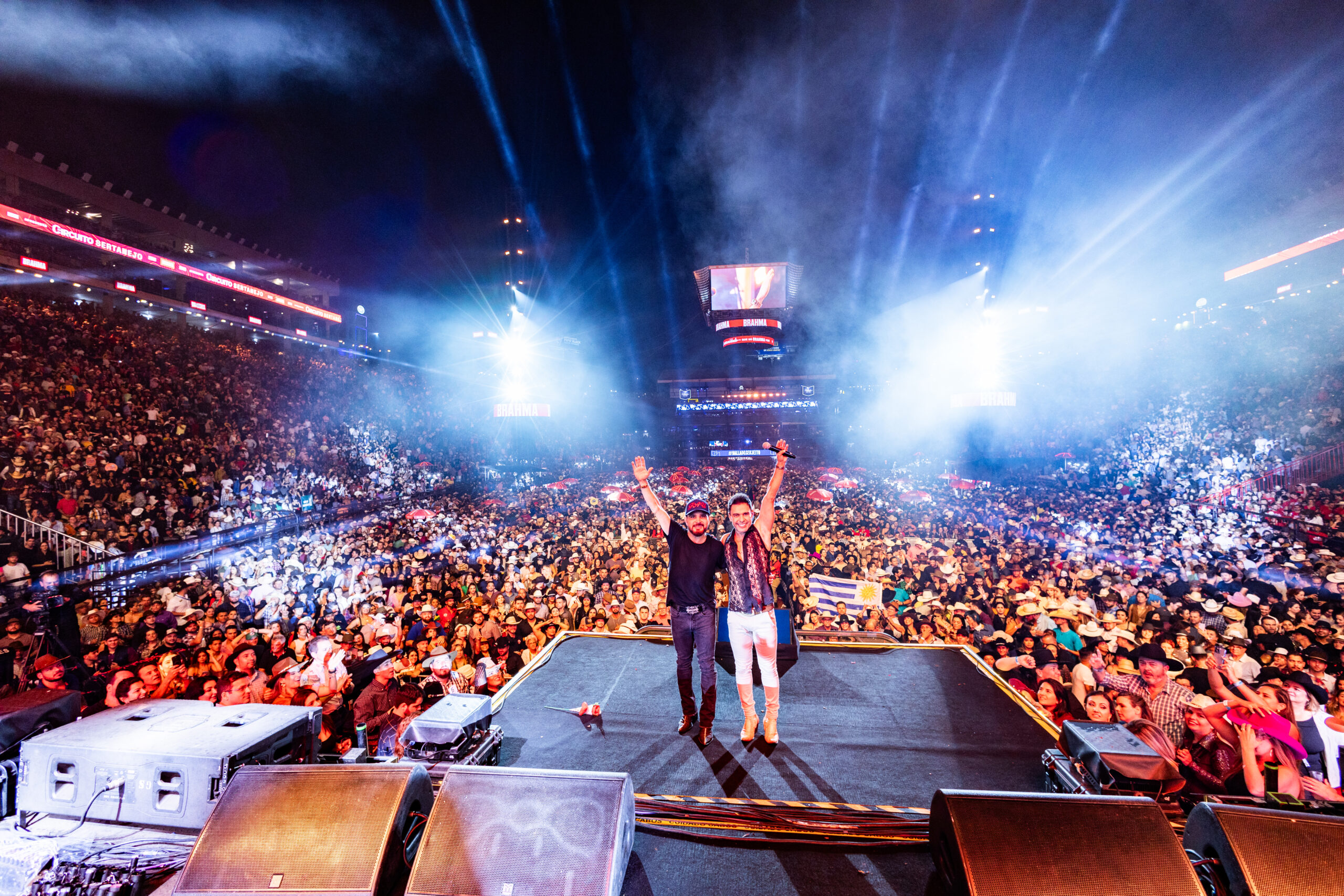 Zezé Di Camargo e Luciano são aclamados em Barretos por uma arena lotada
