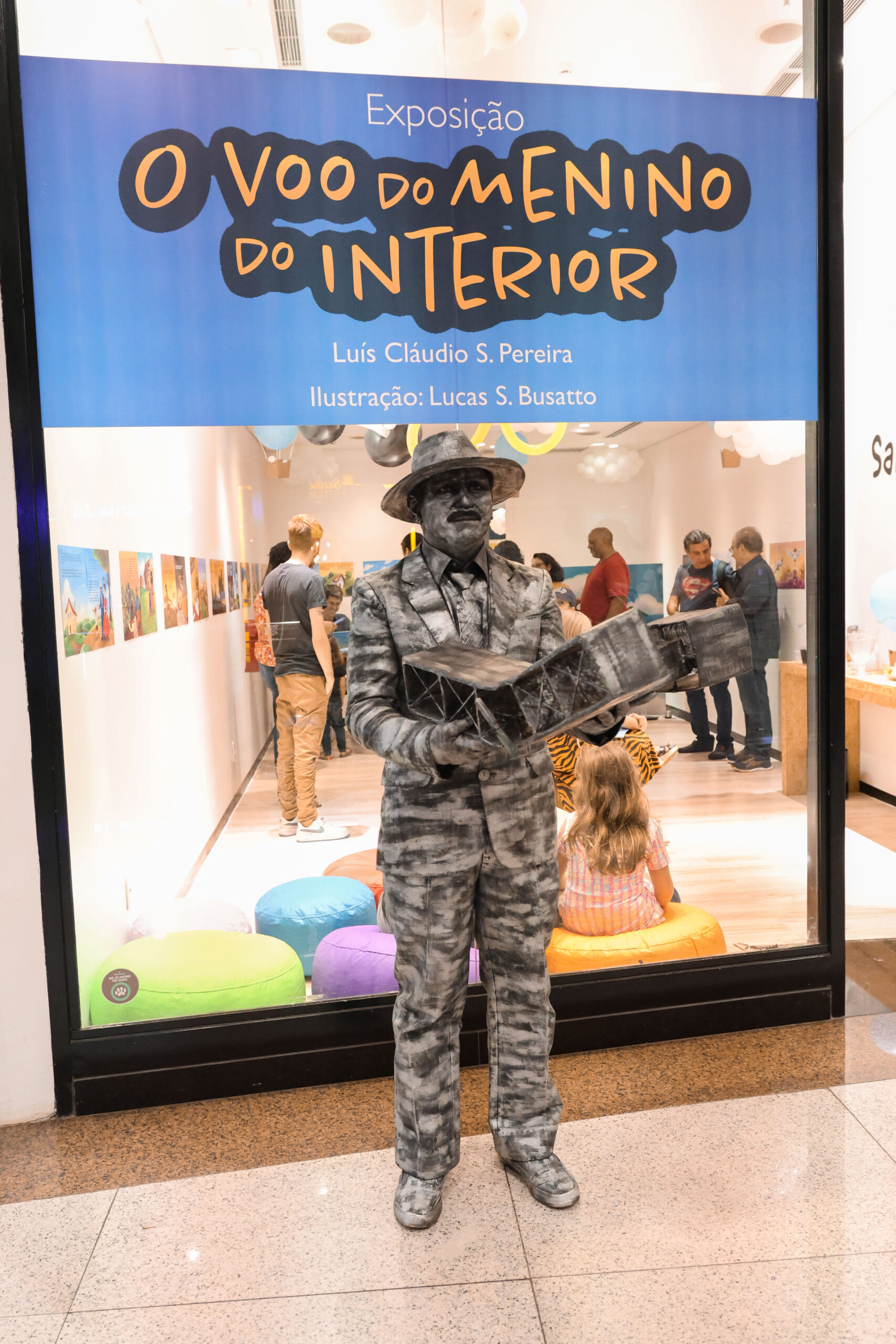 Exposição sobre o livro “O Voo do Menino do Interior” é prorrogada no shopping Santa Úrsula