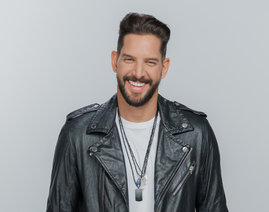 Felipe Pezzoni celebra 10 anos à frente da Banda Eva no RP Folia