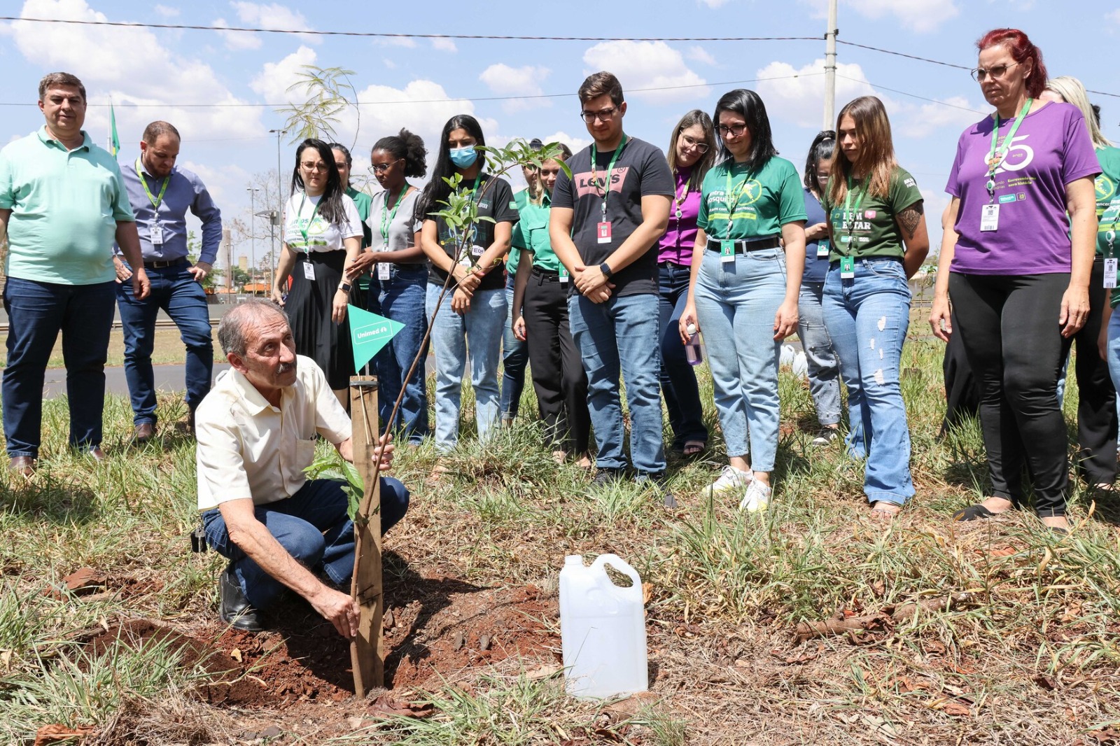Unimed Nordeste Paulista planta árvores no entorno de sua sede em Ribeirão Preto
