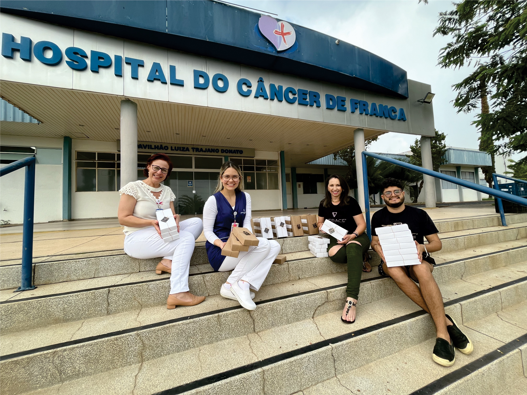 Empresa de Franca produz e doa 100 lenços para o HC e Iansa