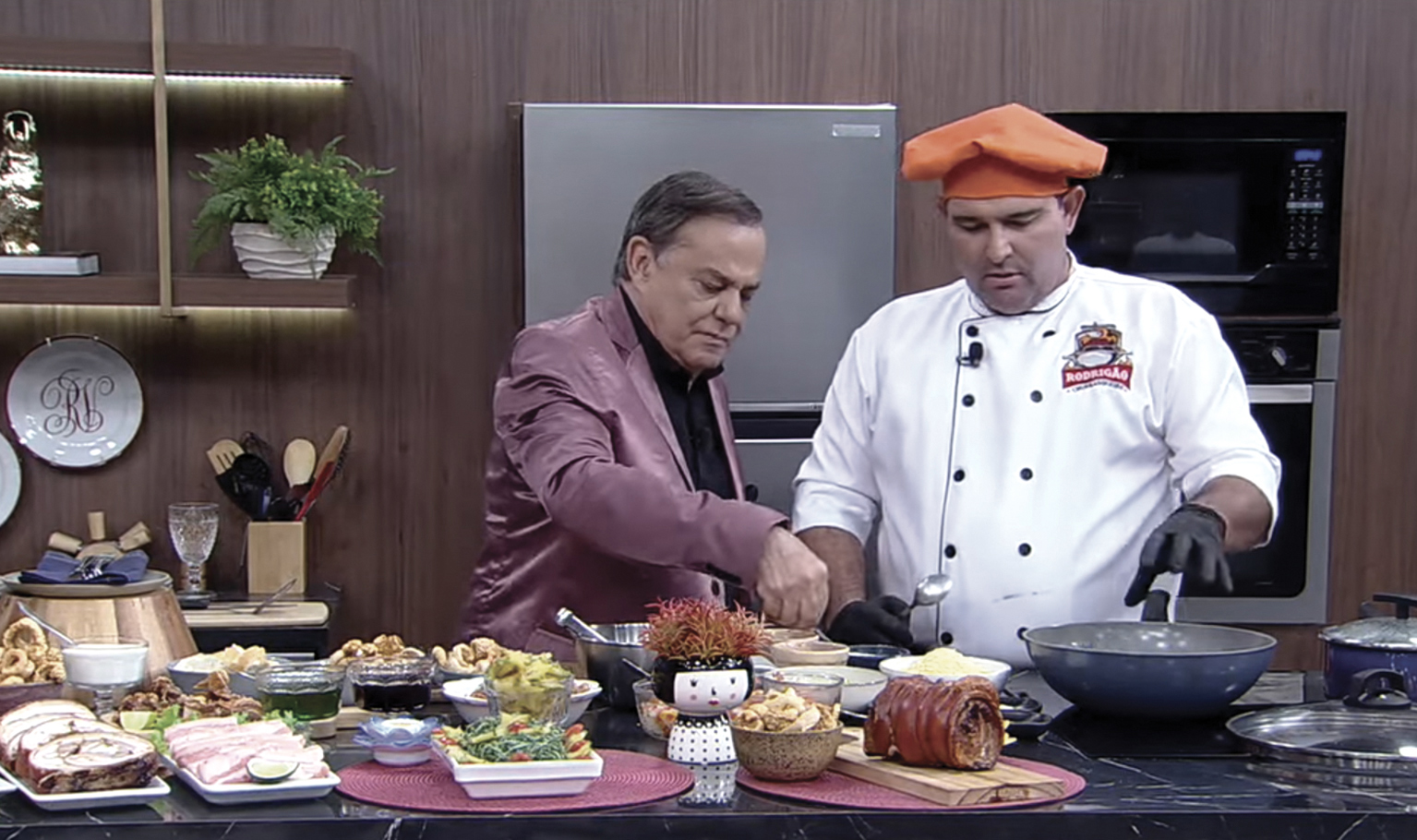 Chef serranense Rodrigo Cabral leva torresmo de rolo ao programa “Manhã do Ronnie”