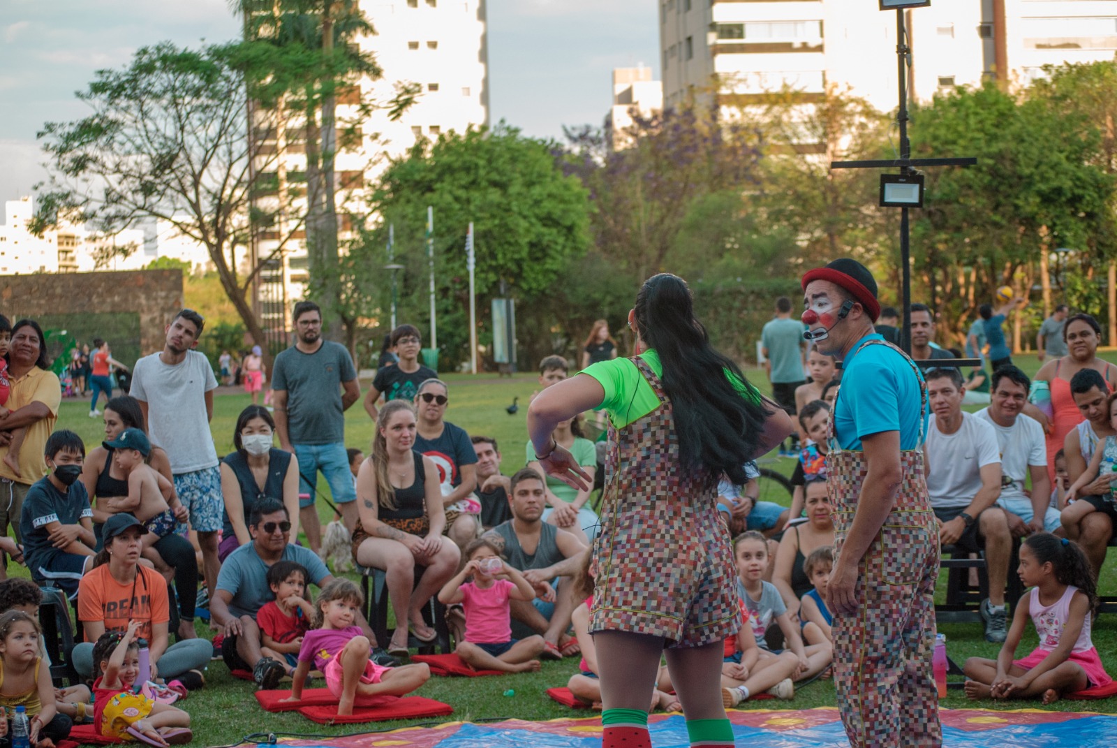 Cia Raros Circo e Teatro apresenta quatro espetáculos em seis cidades do Estado de São Paulo