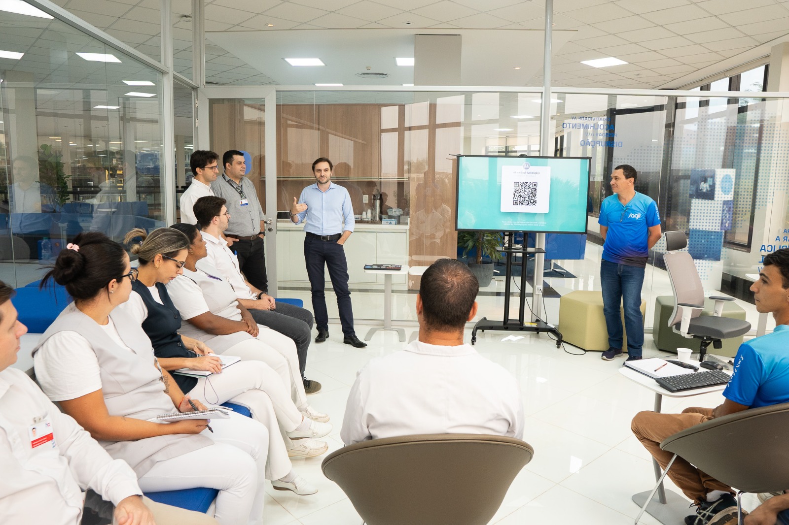 Profissionais da área da saúde recebem treinamento para uso de conservadora que armazena vacinas e produtos médicos