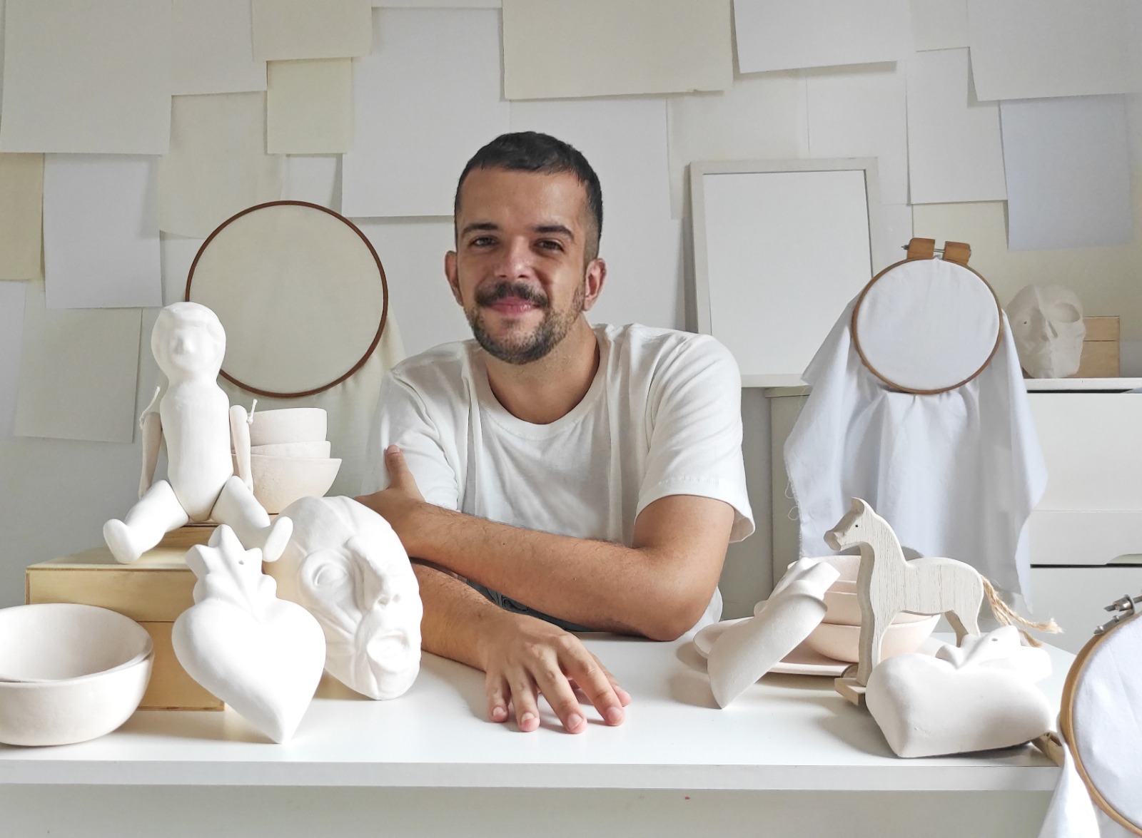 Exposição “Avesso do avesso” utiliza bordado para refletir sobre questões de gênero e do trabalho