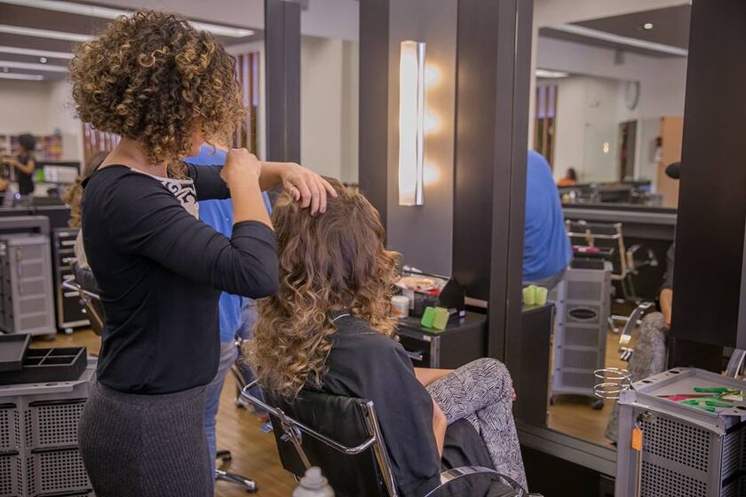 Platino Cabeleireiros apresenta tendências para cabelos em evento que celebra 25 anos da marca