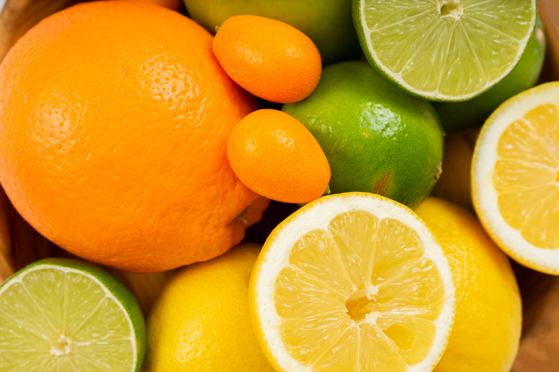 Frutas cítricas e exposição solar combinam? Entenda os riscos para a pele