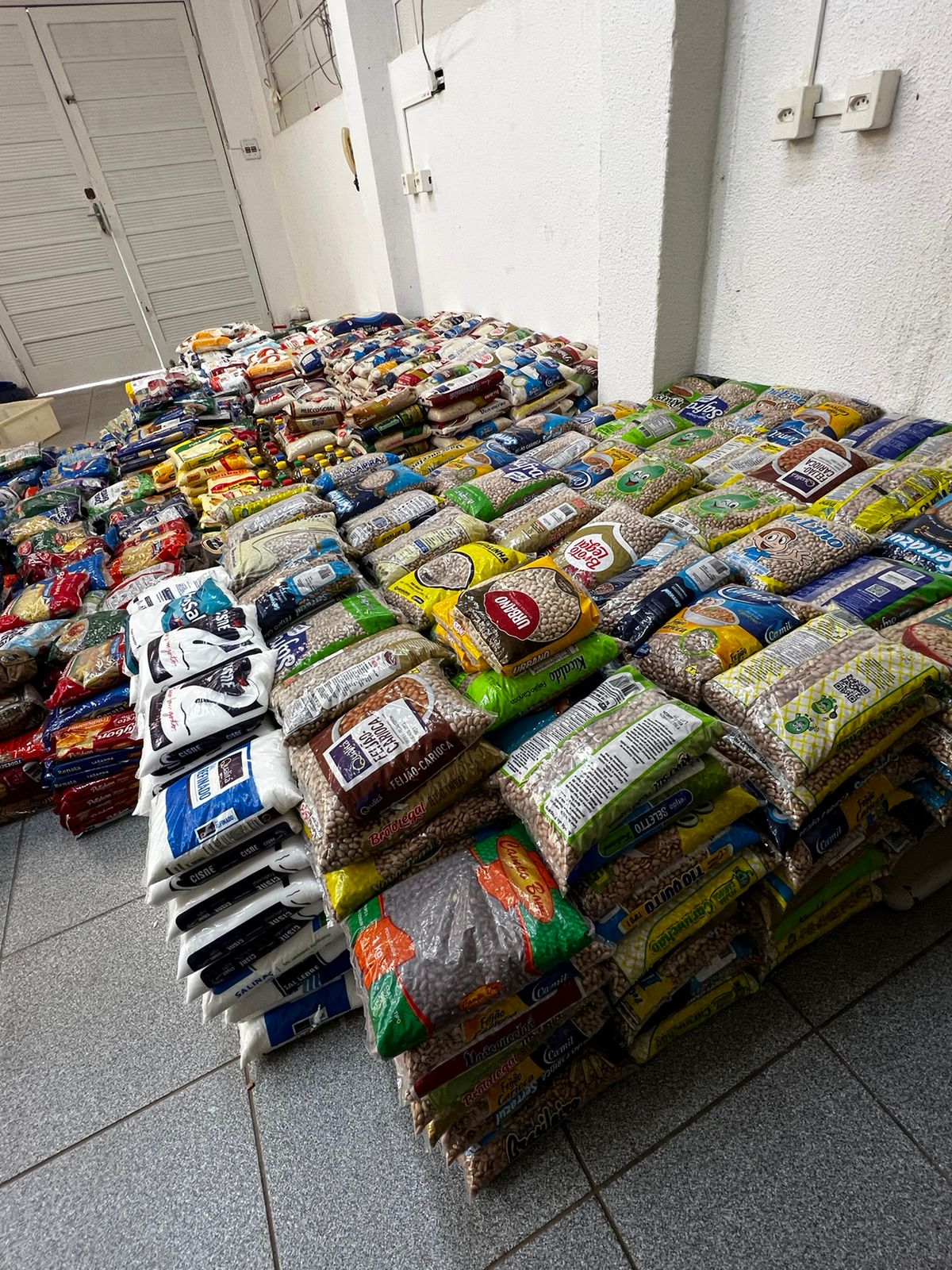 Viva La Vida Eventos arrecada quase duas toneladas de alimentos durante show de Dire Straits Legacy