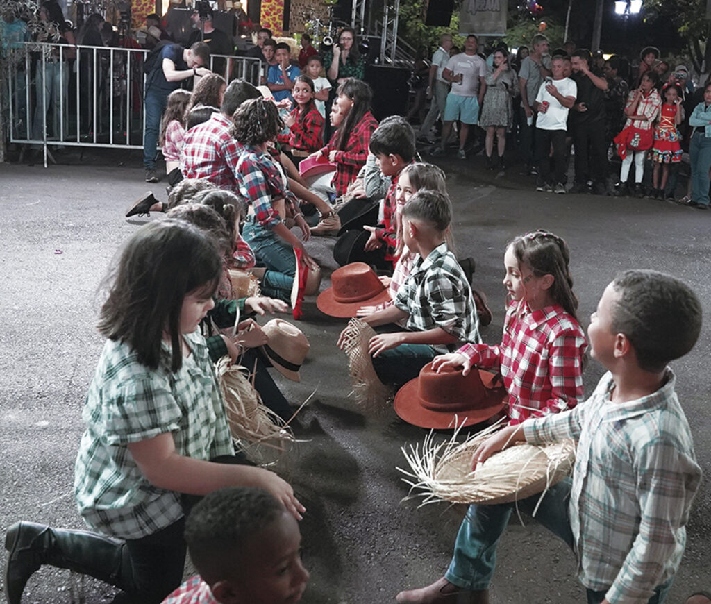 Fotos do 3º Arraiá da Educação de Serra Azul