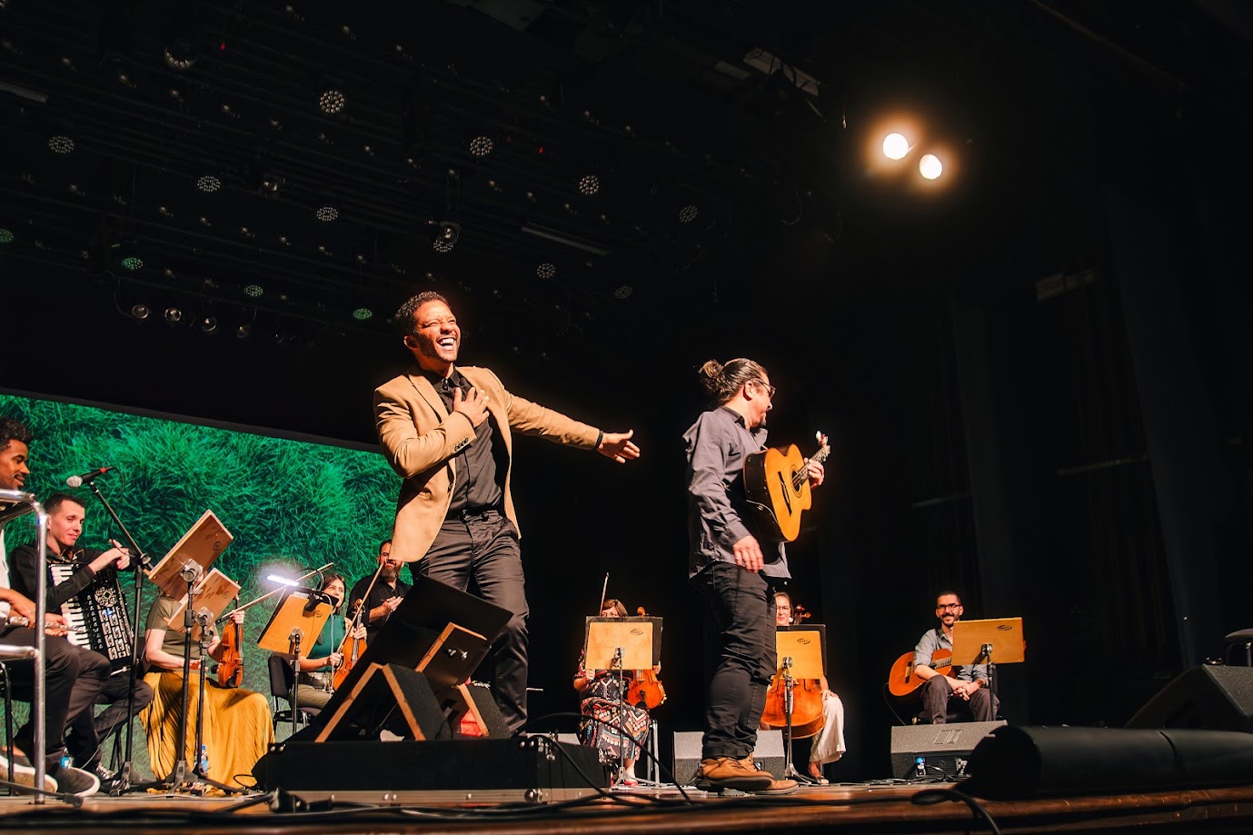 Tenor Jean William e violeiro Neymar Dias apresentam o show “Raízes Caipiras” em Ribeirão Preto