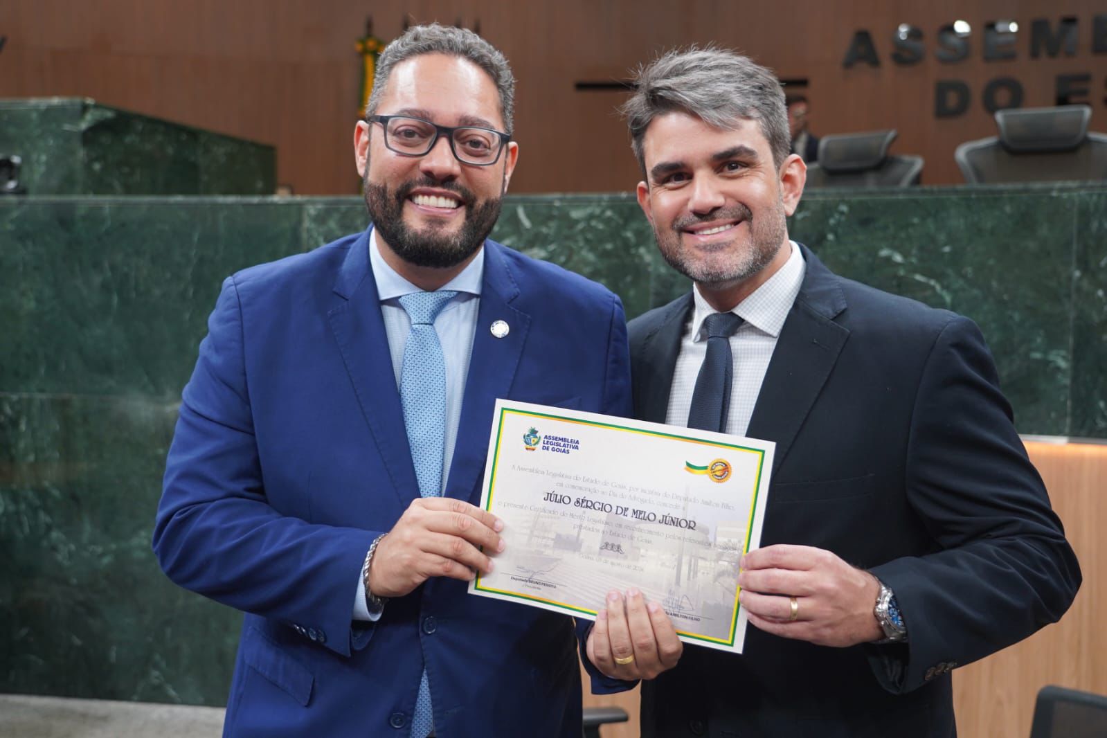 Advogado Júlio Sérgio de Melo Júnior recebe Certificado de Mérito Legislativo
