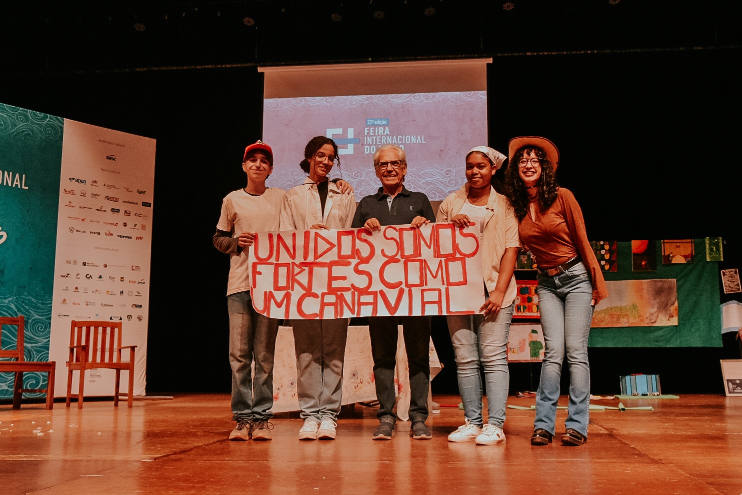 “O que vocês vão levar de melhor da escola são momentos como esse”, disse o escritor Luiz Puntel no projeto Combinando Palavras