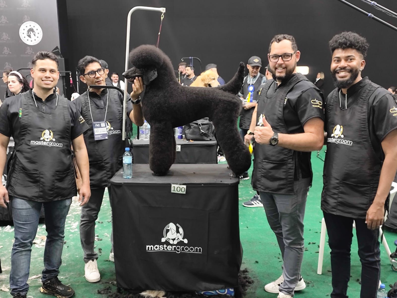 Kaique Groomer conquista título no Master Groom no revezamento 4×4 pelo time de competições da Dolce Pet