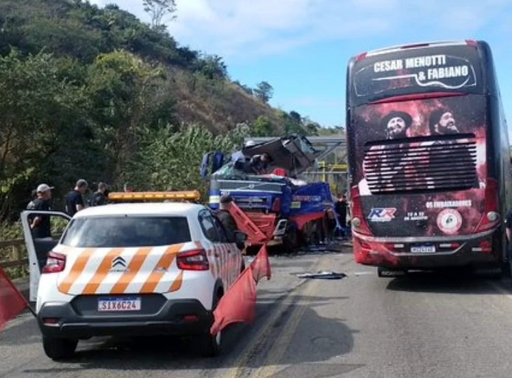 Ônibus de César Menotti e Fabiano se envolve em acidente