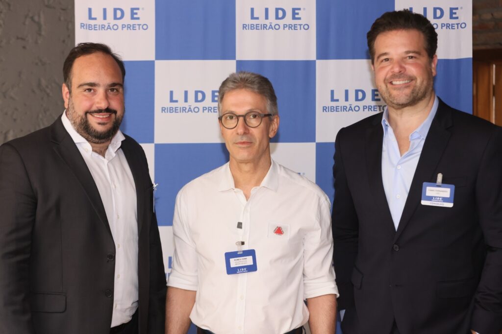<p>O presidente executivo do LIDE Ribeirão Preto, Victor Azouri Bermudes, o Governador de Minas Gerais, Romeu Zema, e o presidente do Conselho e líder da expansão Global do LIDE, Fábio Ennor Fernandes &#8211; Foto: Rafael Cautella</p>
