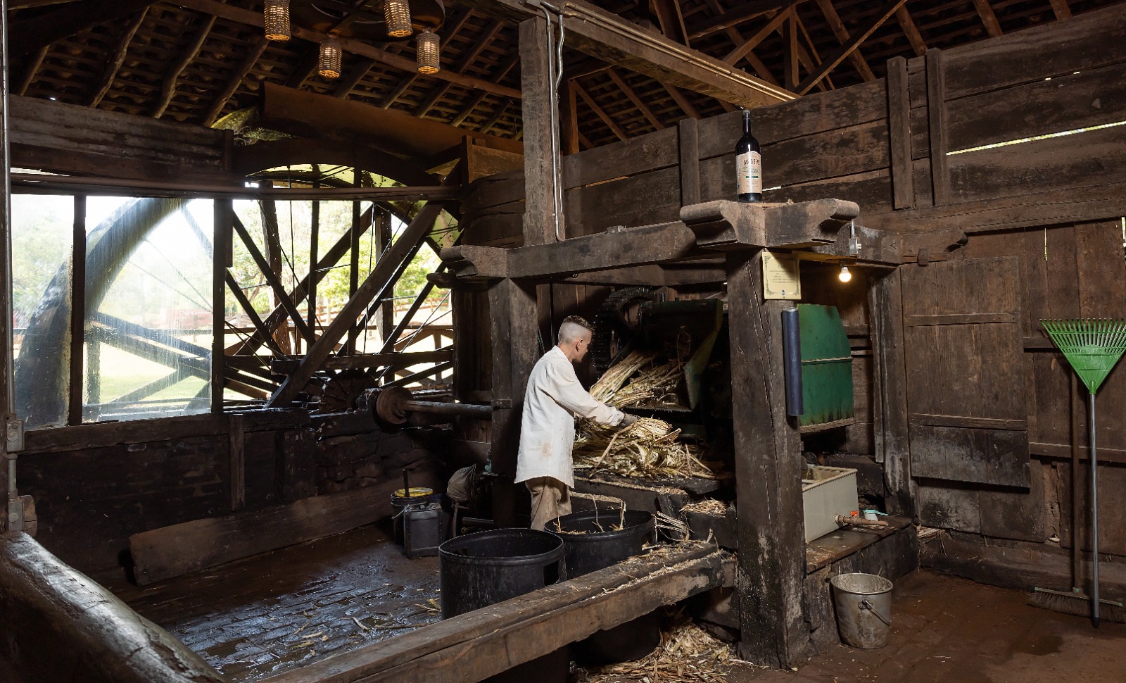 Dia Nacional da Cachaça: Fazenda no interior paulista produz a bebida há mais de 160 anos