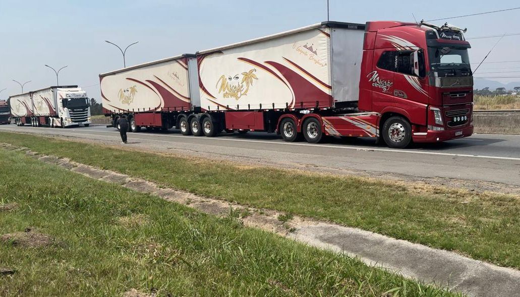 O que é o comboio gigante de caminhões que parou Curitiba?