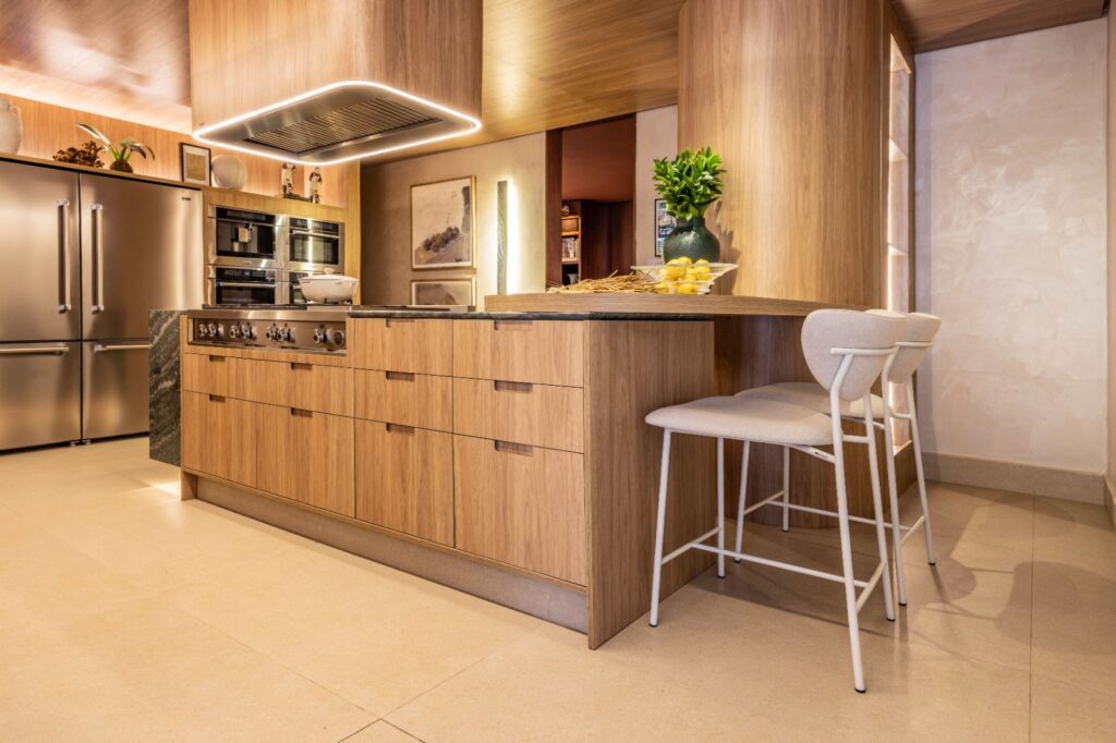 <p>As banquetas Lucy, da UneRobusti, conferem conforto, estilo e sofisticação ao ambiente “Cozinha das Oliveiras”, na CASACOR Ribeirão Preto &#8211; Foto: Fernando Patar</p>
