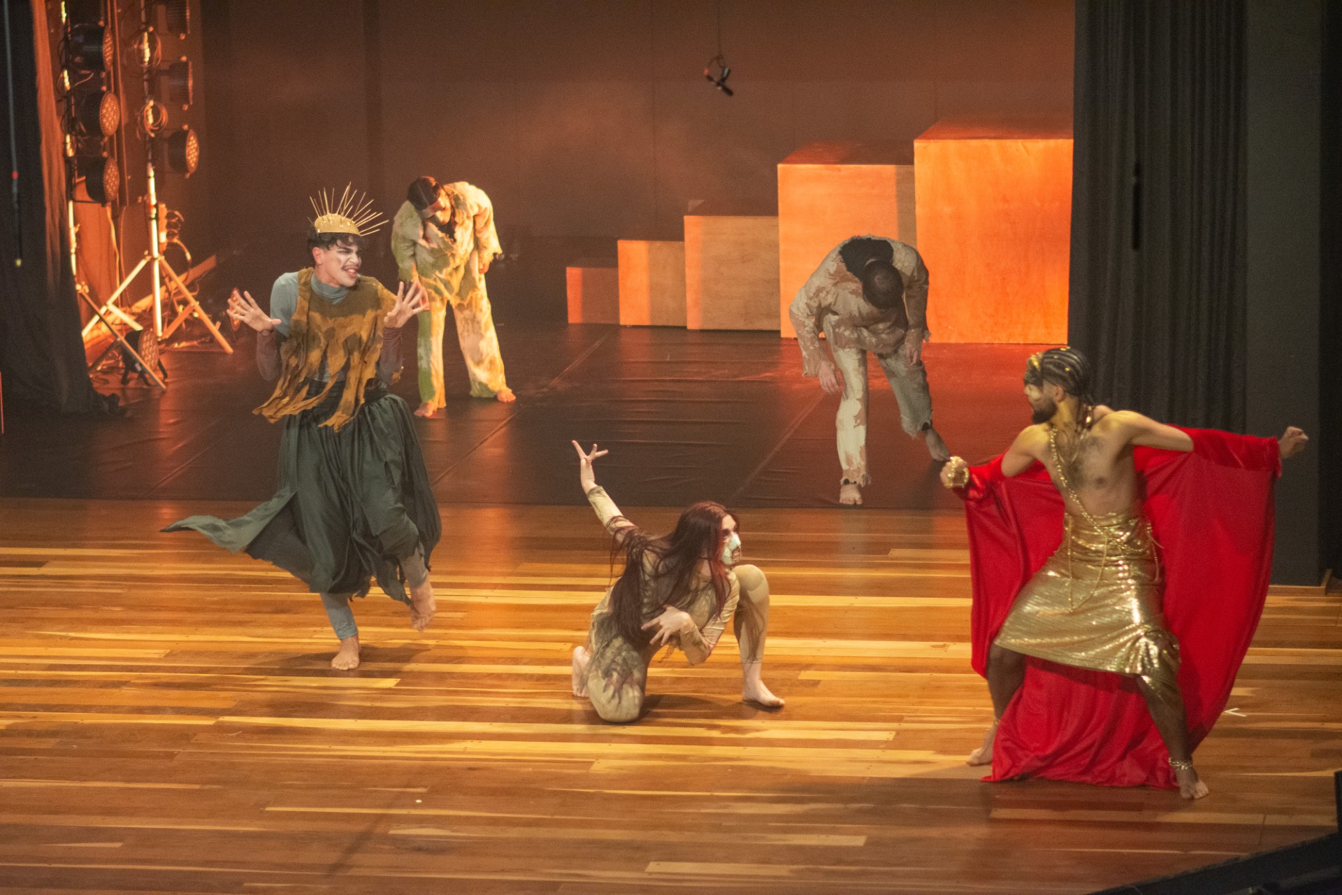 Espetáculo ‘O Jovem Rei’ retorna aos palcos com foco na interpretação teatral