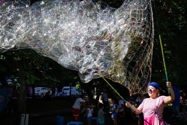 <p>Bolhas Mágicas chega ao Pow Festival com performances interativas ministradas pela palhaça biscoito, garantindo diversão ao público &#8211; Créditos: divulgação</p>
