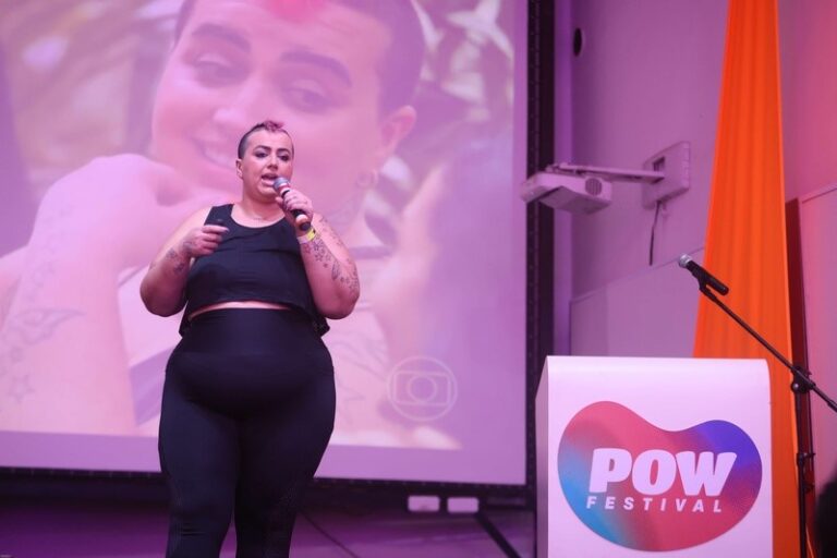 <p>A empresária Amanda Momente iniciou o ciclo de palestras do Auditório POW no segundo dia do POW Festival<br />
Foto: Rafael Cautella</p>
