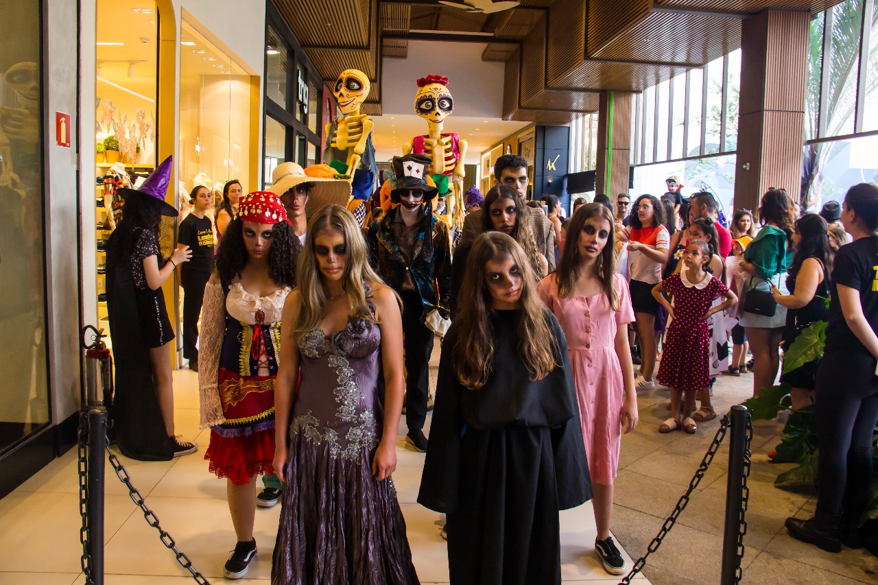 Caça aos doces e desfile de monstros animam Halloween no Franca Shopping