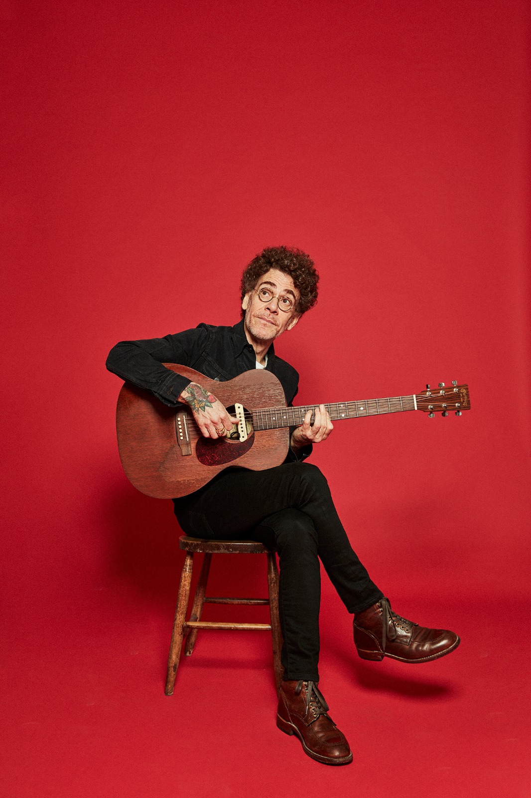 Nando Reis realiza show da turnê Uma Estrela Misteriosa no Theatro Pedro II, em Ribeirão Preto