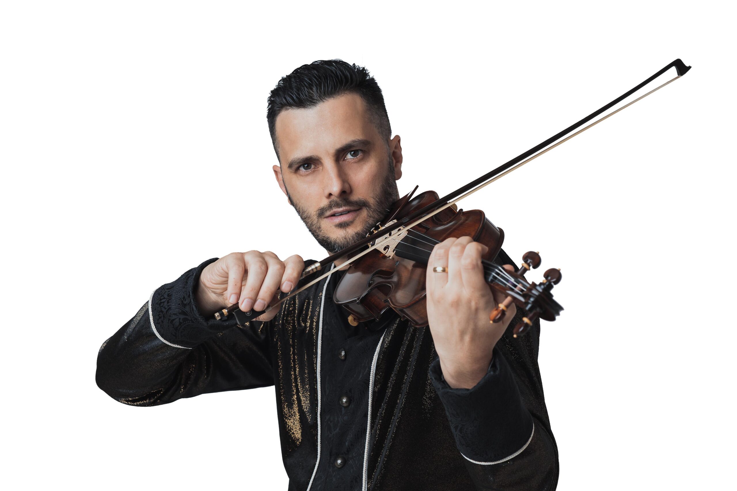 ‘Fiz cuca de chocolate!’: mãe liga para violinista Simão Wolf em pleno show e vídeo viraliza