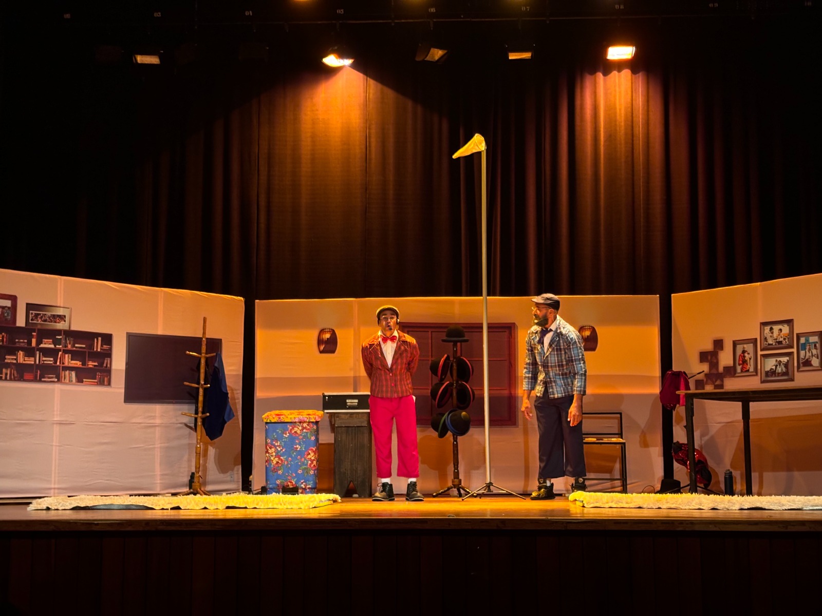 Cia Raros Circo e Teatro se apresenta em Bebedouro