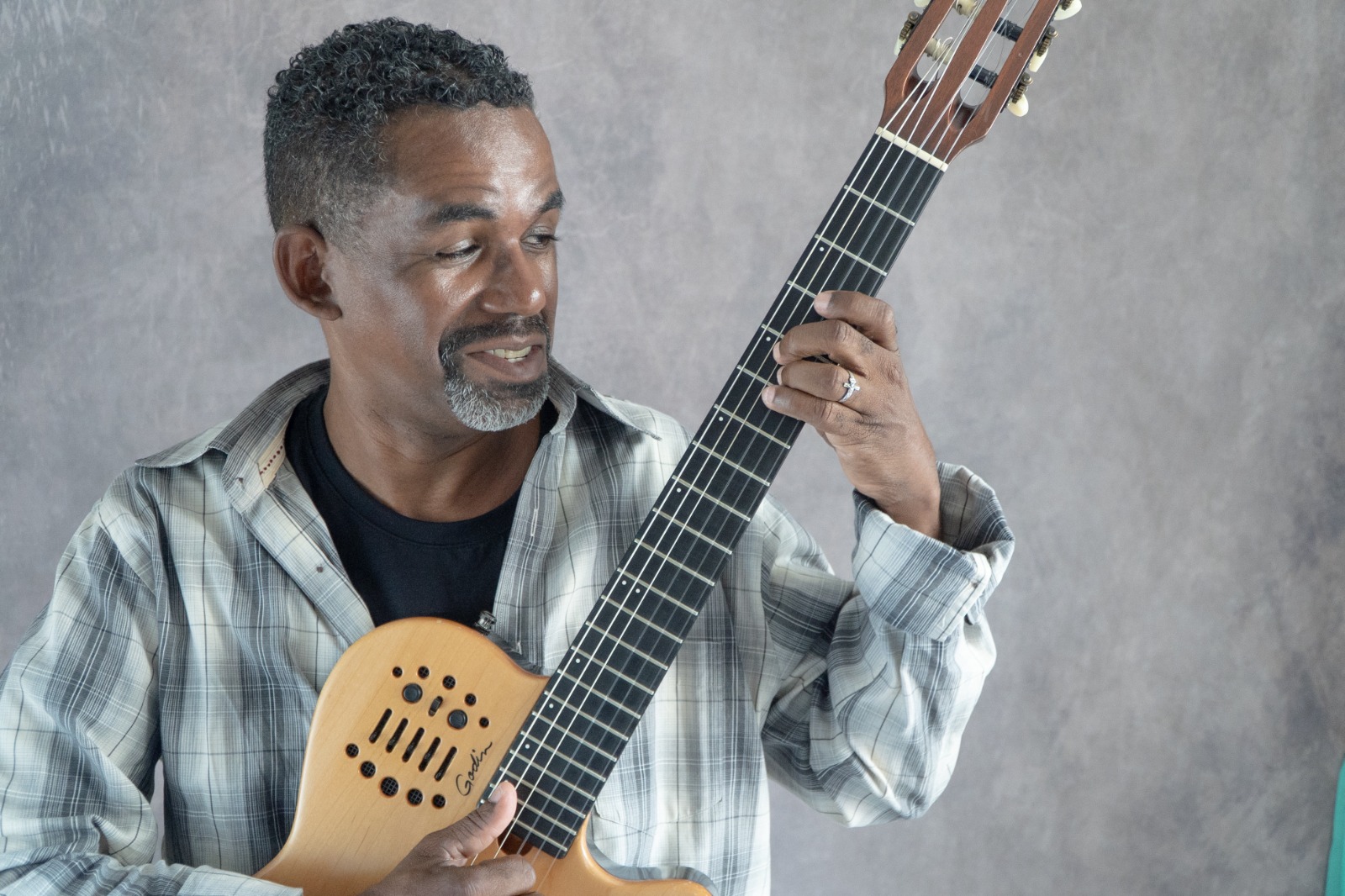 Alessandro Machado apresenta show “Abraço” no SESC Ribeirão