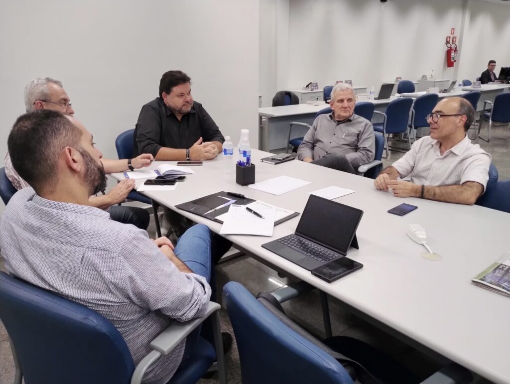 <p>Alessandro Maraca, vice-prefeito eleito, recebe representante do Governo do Estado de São Paulo e discutem projetos de habitação e desenvolvimento</p>