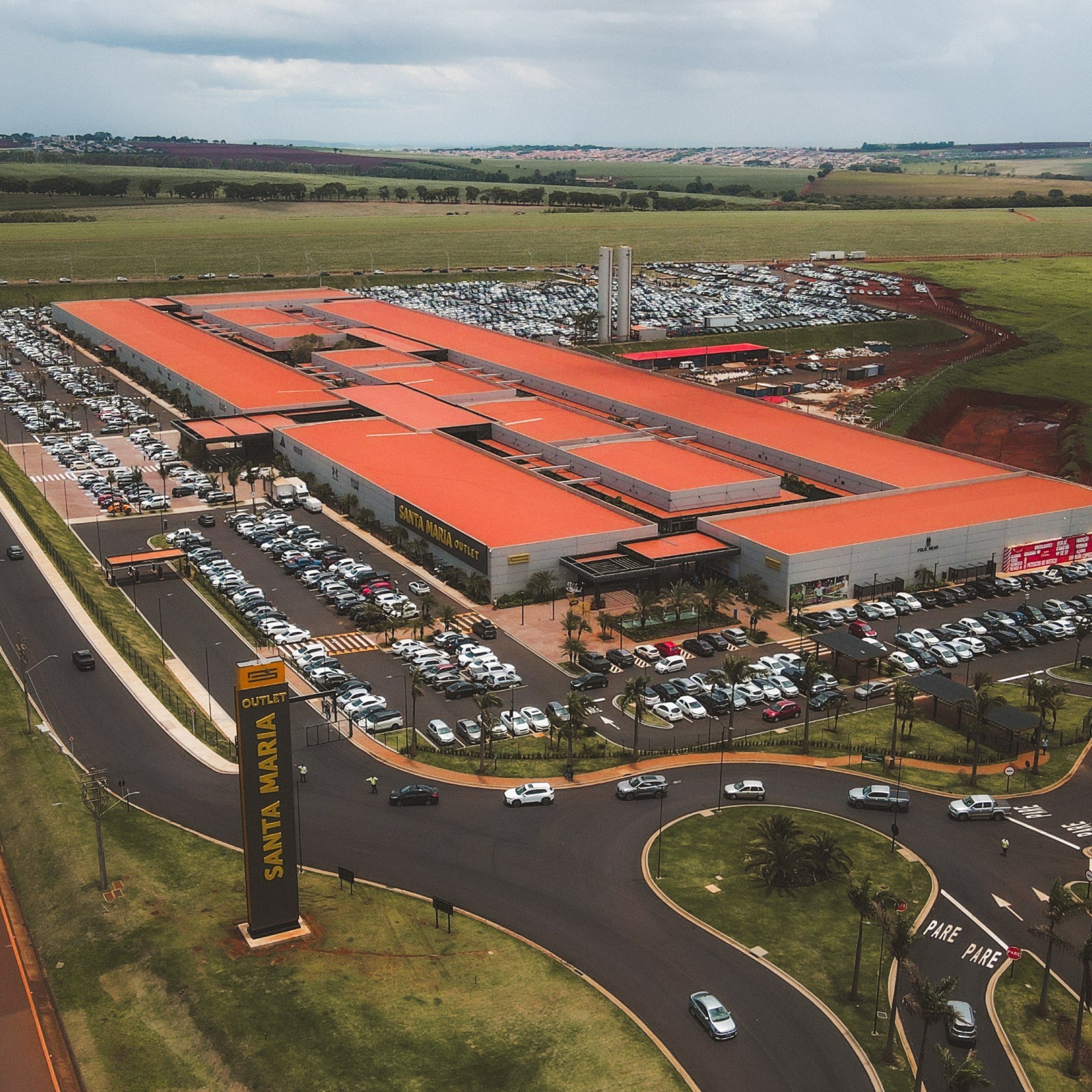 Descontos de até 70% e atrações culturais marcam a primeira Black Friday do Santa Maria Outlet