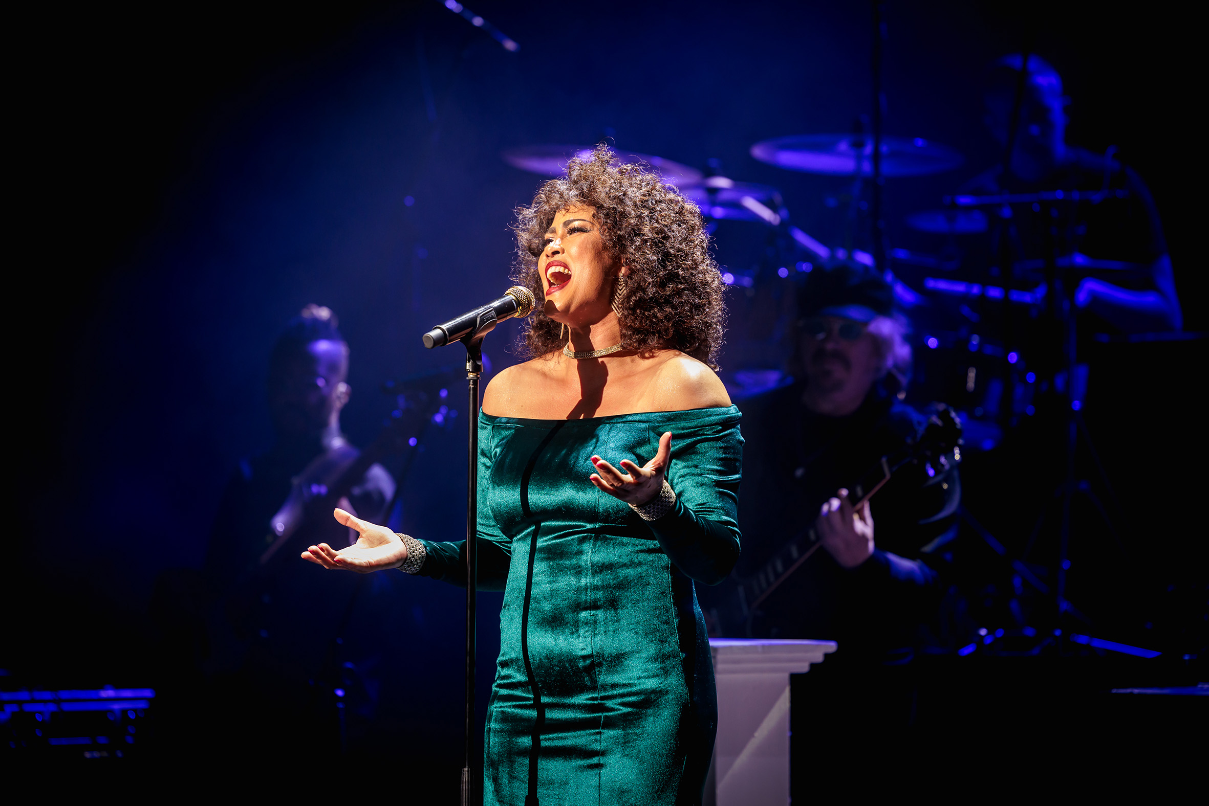 Atração internacional revive grandes sucessos de Whitney Houston no palco do Multiplan Hall