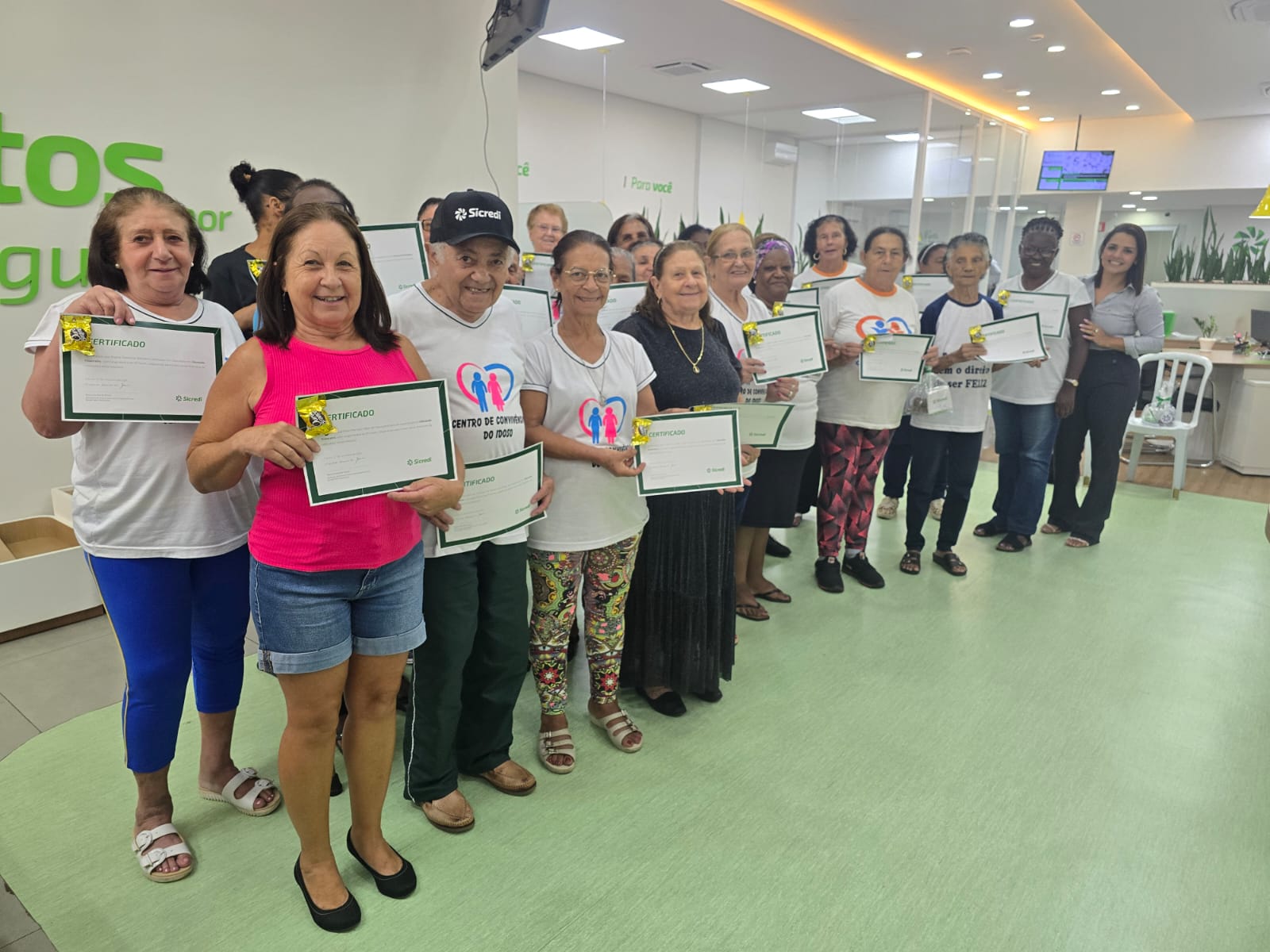 Idosos de Pedregulho celebram aniversários e encerram curso de educação financeira