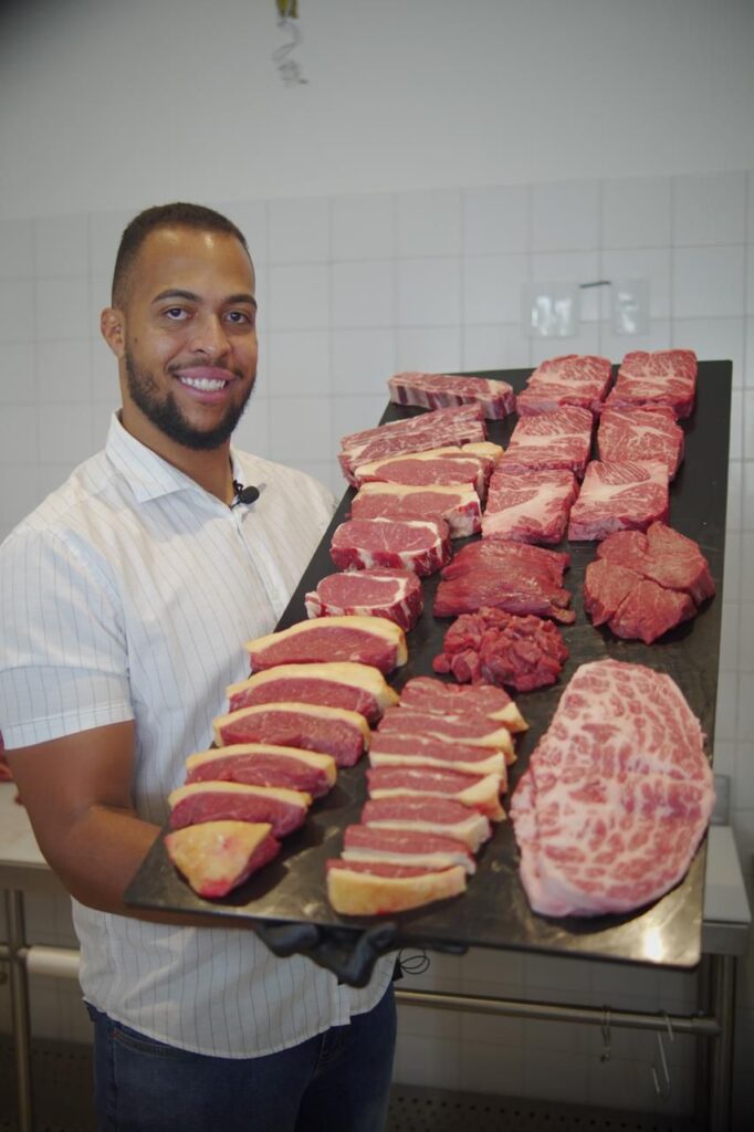 <p> João Vitor Santos, sócio da Casa da Carne, dá dicas sobre carnes para preparar um churrasco gourmet</p>