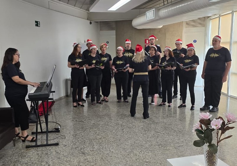 Hospital São Francisco recebe coral natalino e emociona pacientes