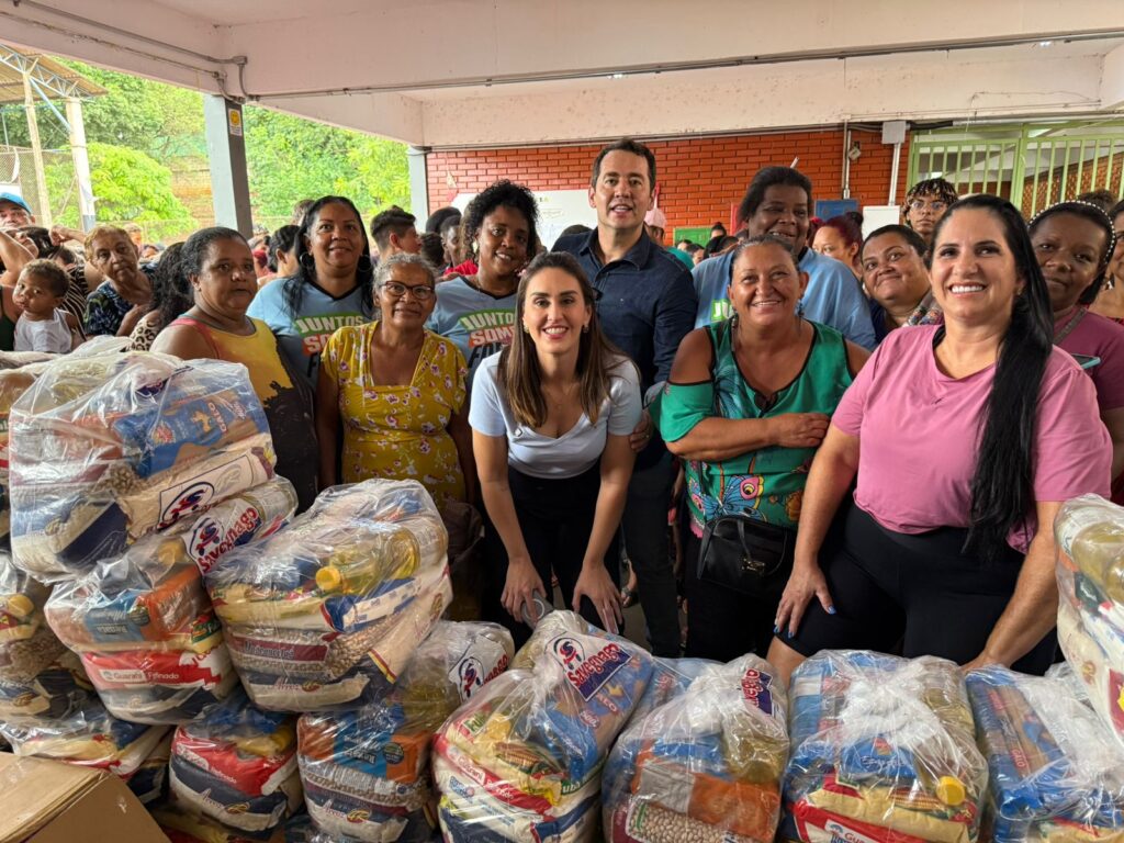 <p>Ricardo e Carol Silva entregam cestas e brinquedos às famílias em situação de fragilidade social em várias regiões da cidade</p>
