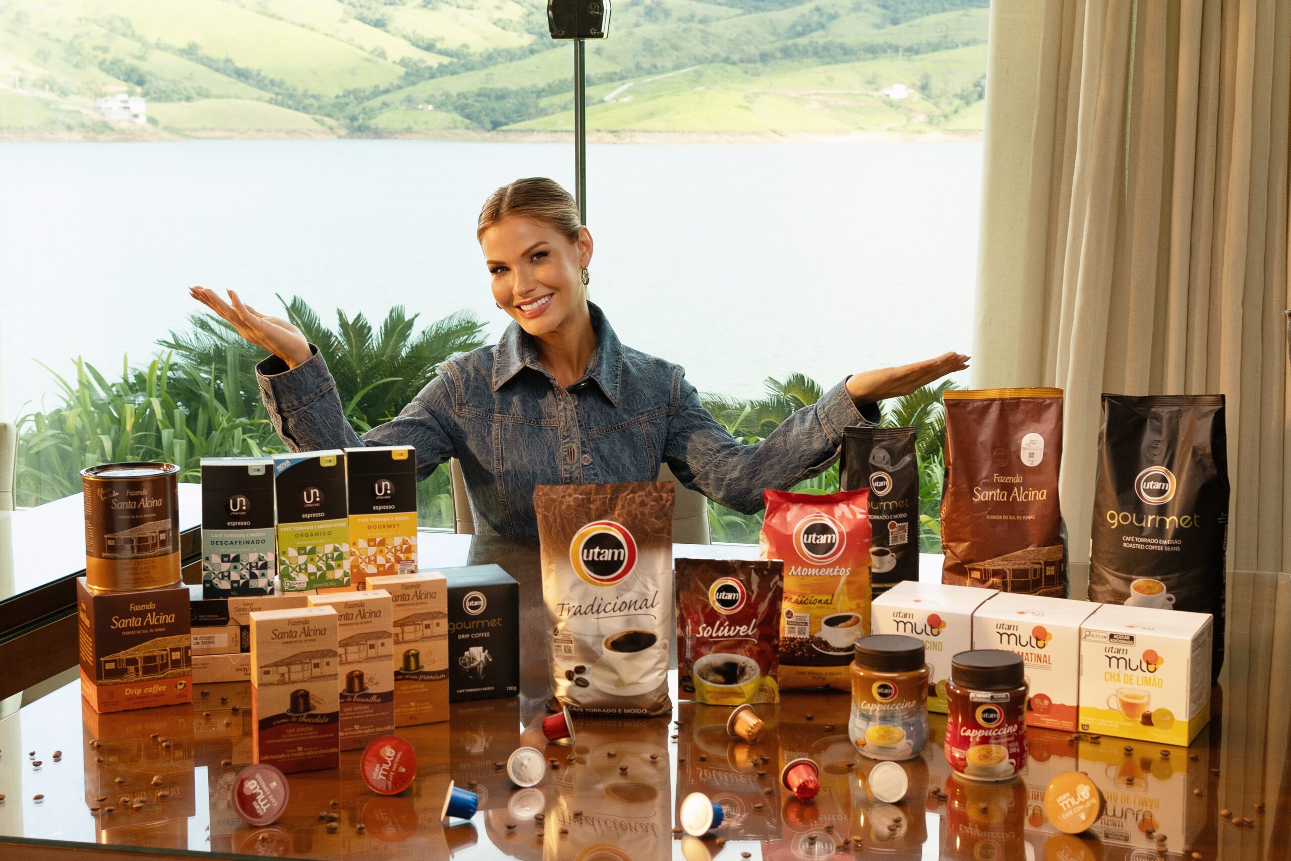 Andressa Suita visita Grupo Utam