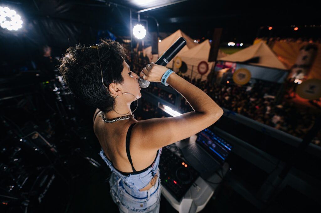 <p>Novidade da 8ª edição do evento, o Concurso de DJs contece até o dia 29 de janeiro, na página oficial do Bloco Califórnia &#8211; Foto: edição 2024/Crédito: Indie Click</p>
