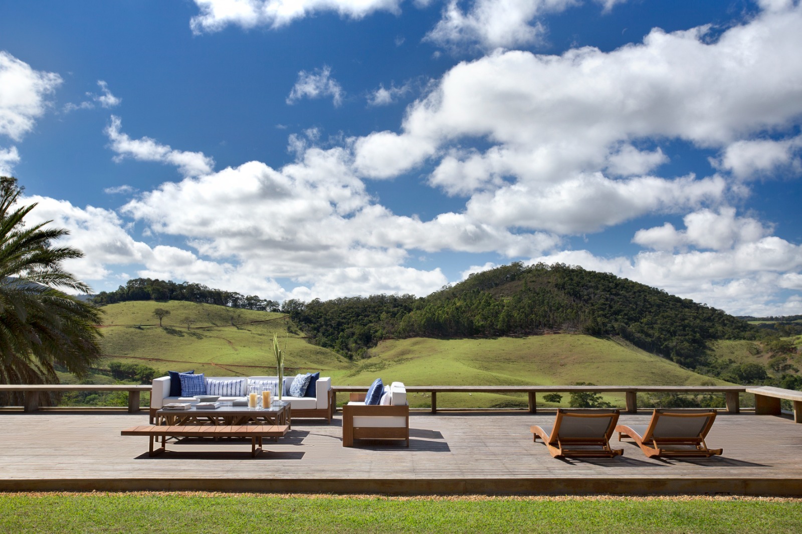 Mobiliários para ambientes externos ganham destaque na temporada mais quente do ano