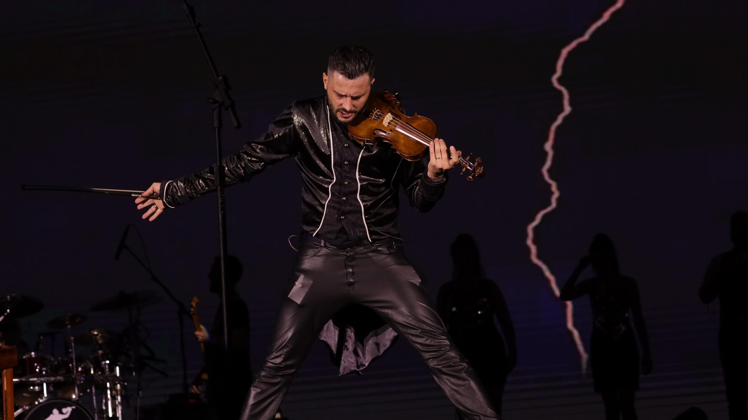 Simão Wolf leva espetáculo inovador ao BC Folia no Carnaval 2025