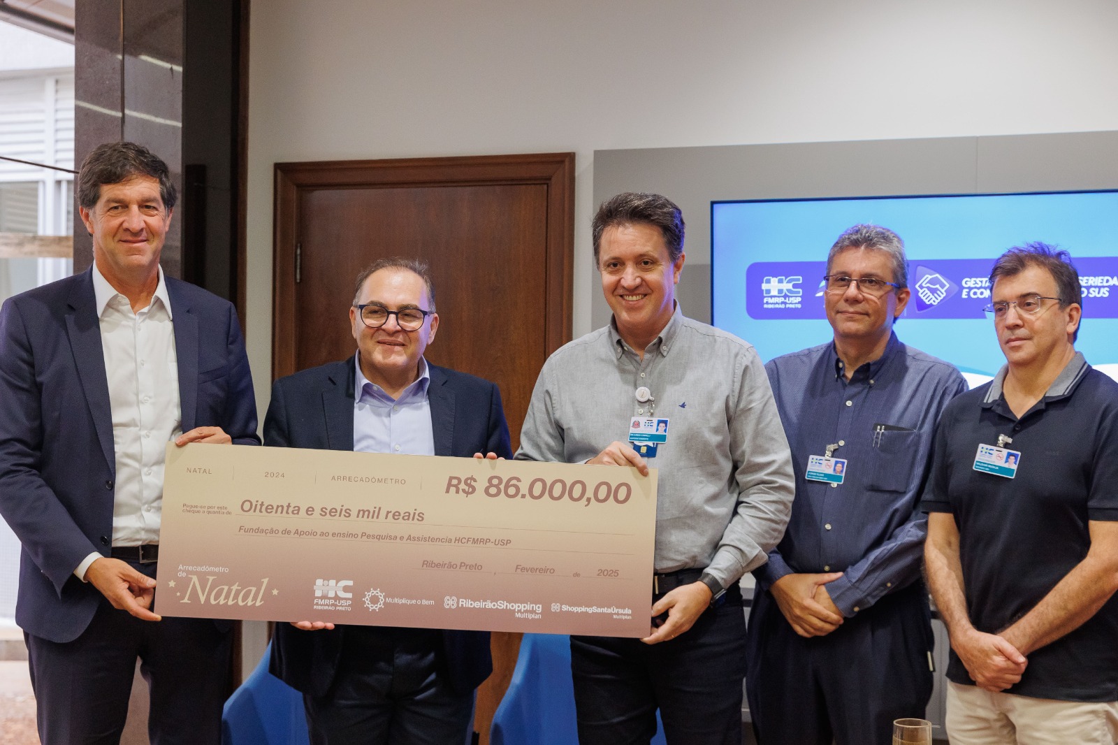 Campanha de Natal do RibeirãoShopping e ShoppingSantaÚrsula entrega doação para o Hospital das Clínicas