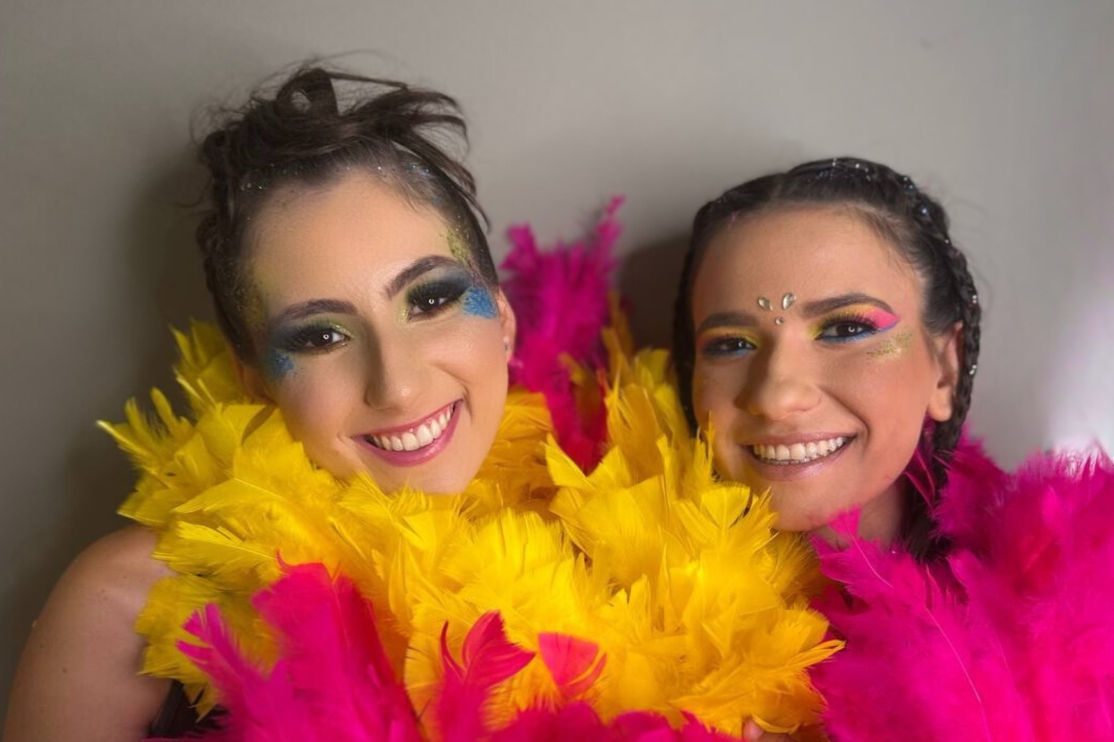 Carnaval pede cor, brilho e penteados fáceis