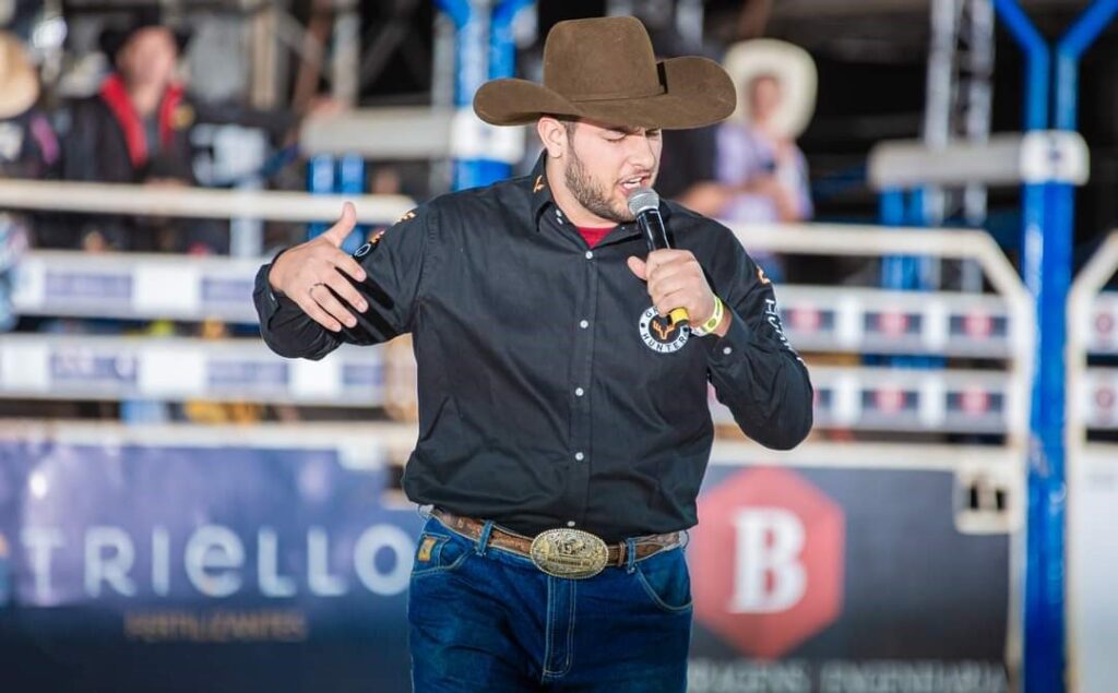 <p>Rafael vai participar pela primeira vez da locução das montarias em touro do Ribeirão Rodeo Music ao lado do veterano Adriano do Vale<br />
Crédito: Arquivo pessoal</p>
