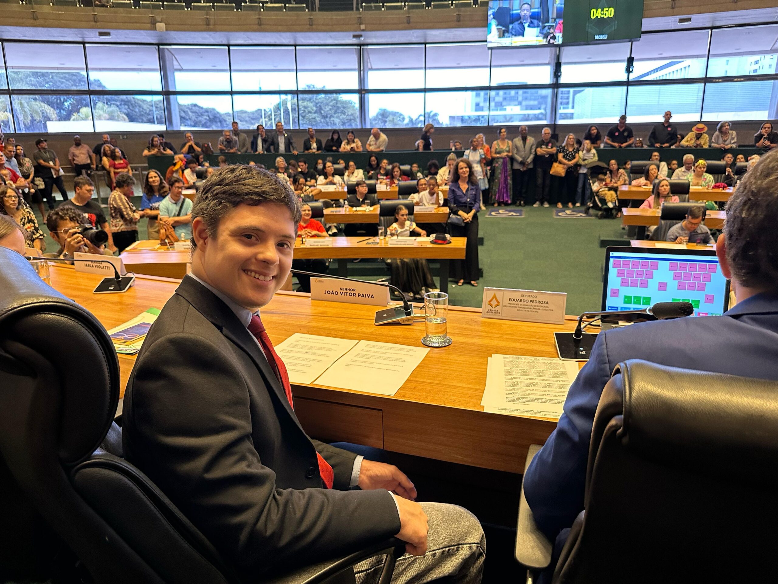 João Vitor de Paiva participa de solenidade na Câmara Legislativa do DF no Dia Internacional da Síndrome de Down