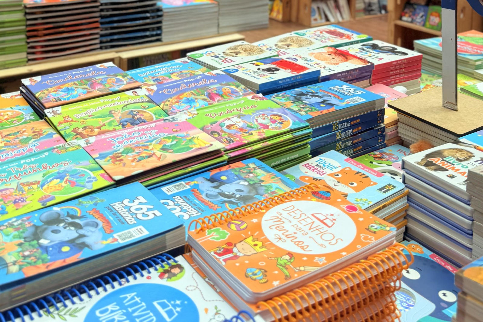 Leitura para todas as idades atrai público em feira de livros no RibeirãoShopping