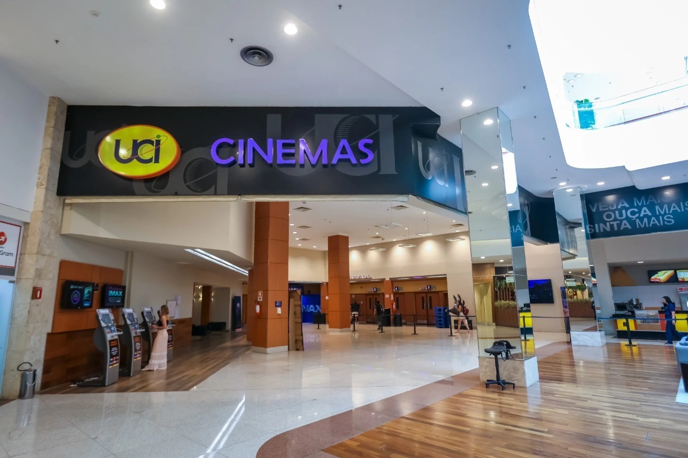 RibeirãoShopping recebe estudantes da ONG Ann Sullivan para sessão especial de cinema