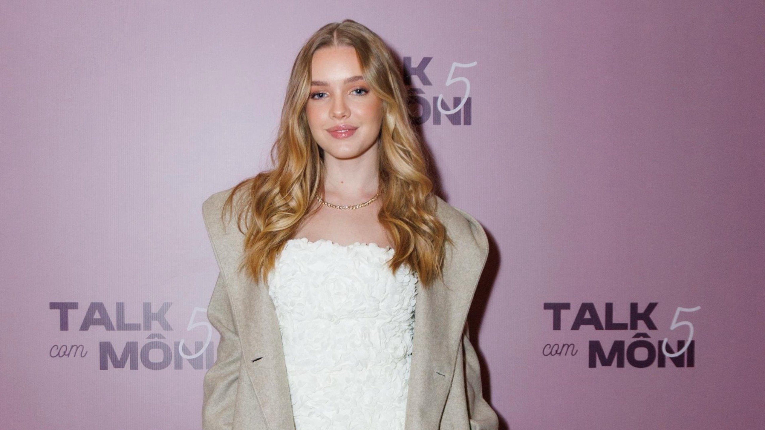 Pietra Quintela participa do “Talk com Môni” e fala sobre carreira, influência digital e futuro no audiovisual