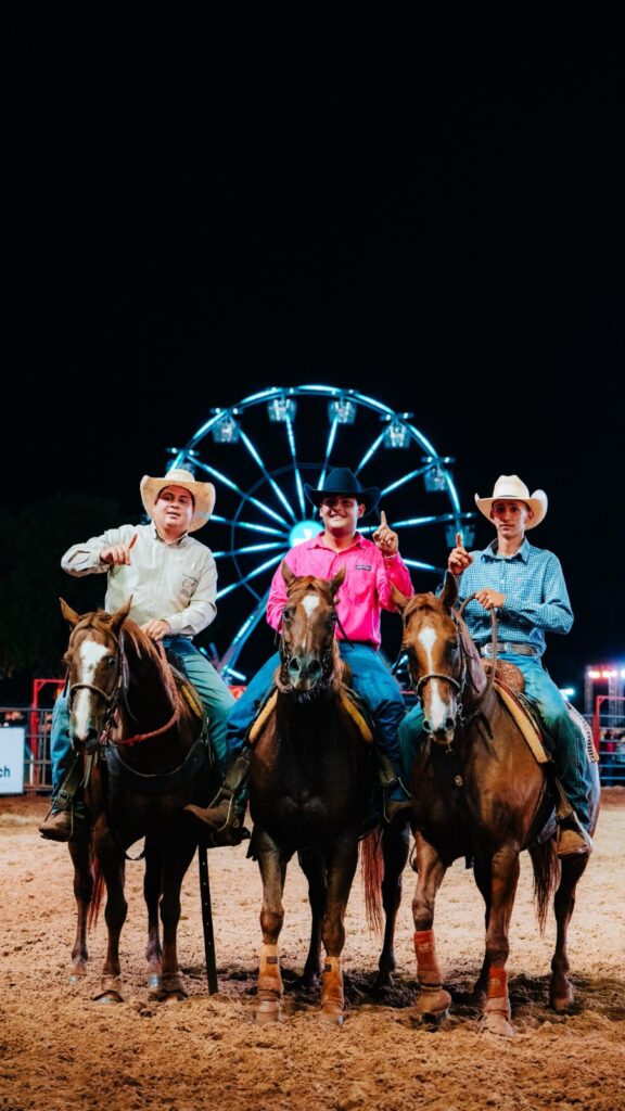 <p>Vencedores da categoria Soma 09 da prova Team Penning do Ribeirão Rodeo Music | Crédito: JC Drone/Divulgação</p>
